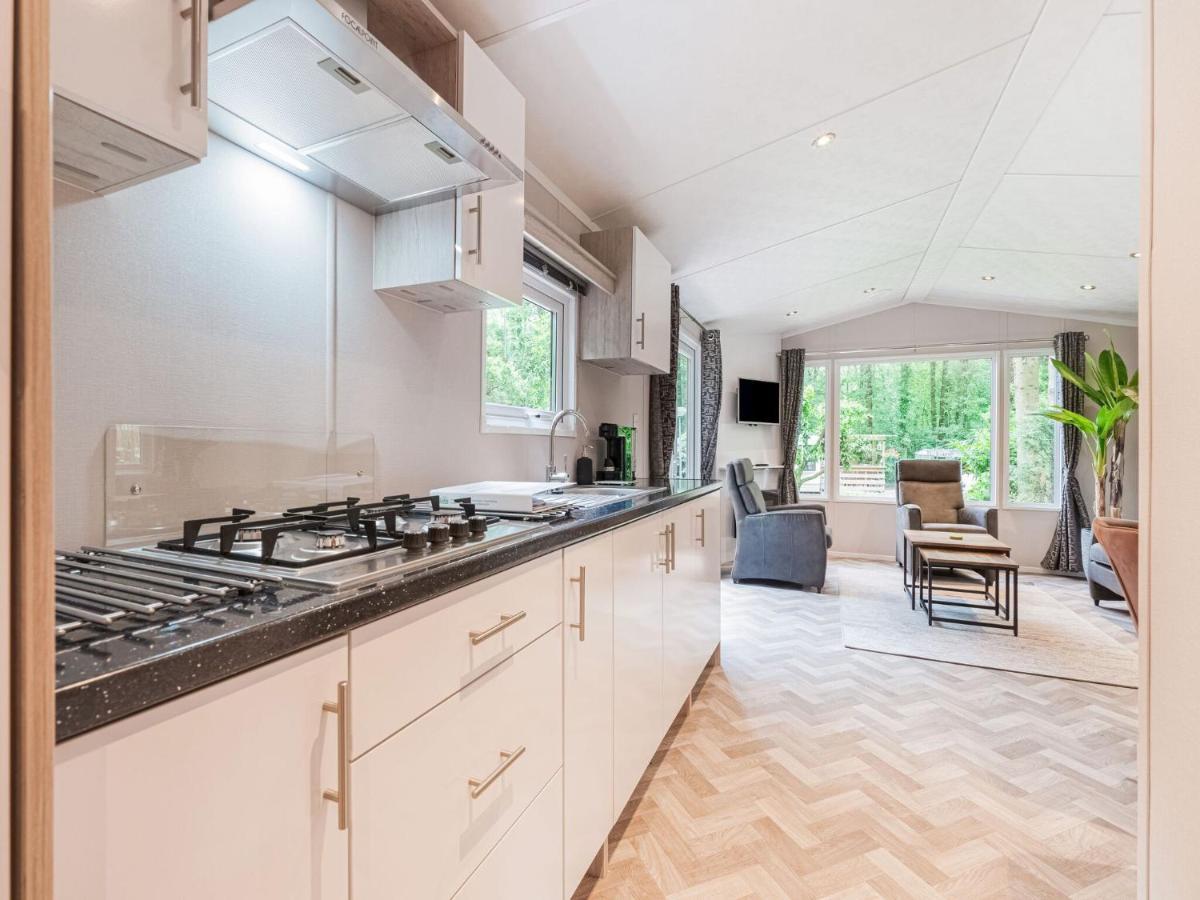 Beautiful Chalet In The Woods With A Shared Pool Vledder 外观 照片